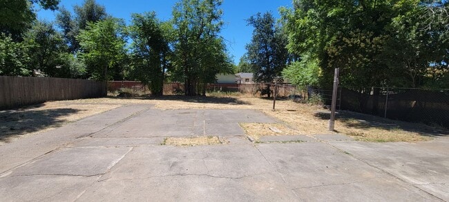 Building Photo - Great Eastside Location Across The Street From Shasta Meadows School