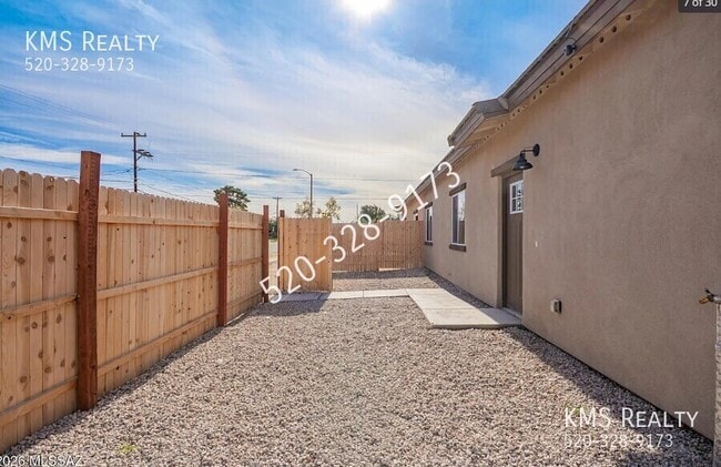 Building Photo - 1304 S 5th Ave