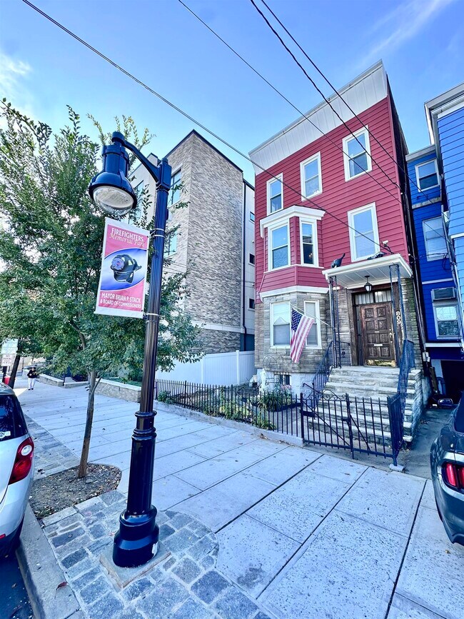 Primary Photo - 809 Palisade Ave