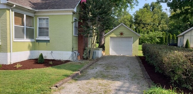 Building Photo - 307 Helm St