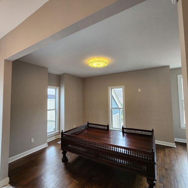 Building Photo - Beautiful End unit Townhome for rent