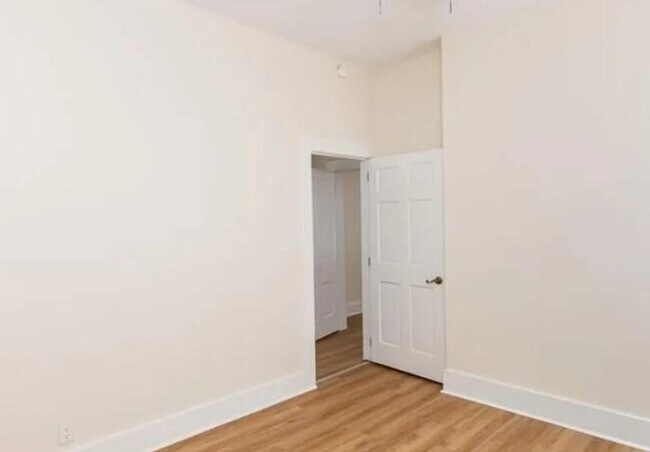 Building Photo - 1401 E Oak St