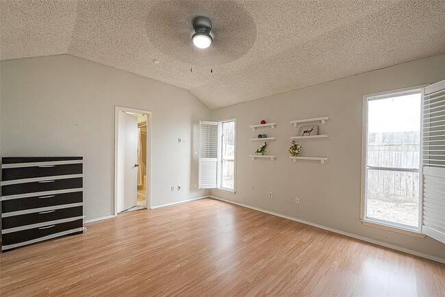Building Photo - 14947 Heritage Wood Dr