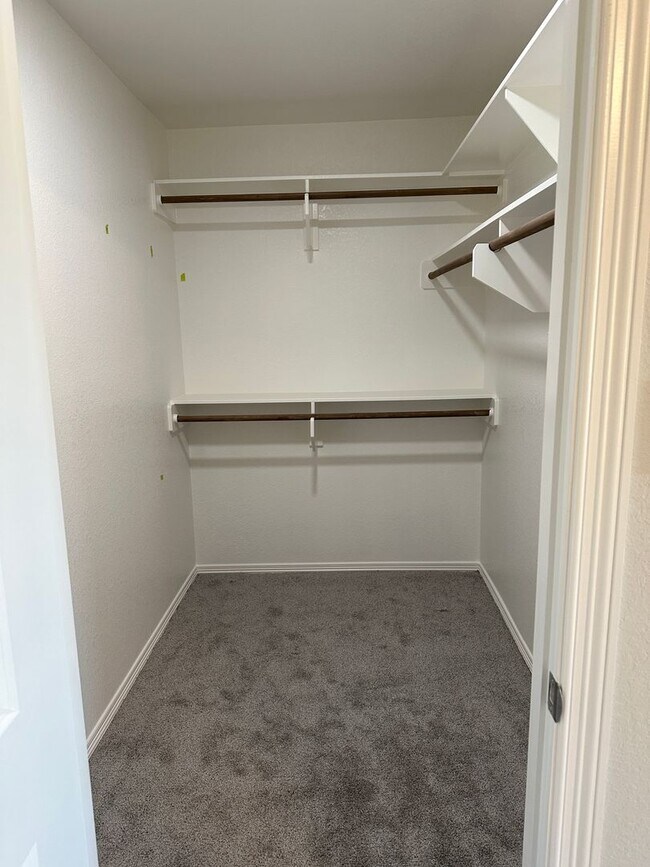 Building Photo - Navasota - 3 bedrooms / 2 bath / 2 car garage with fenced in yard.