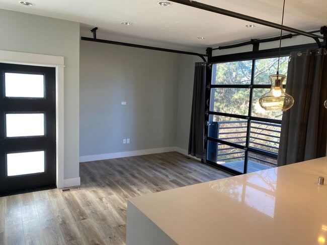Building Photo - Modern 3 Bed, 2.5 Bath with Loft & Rooftop...