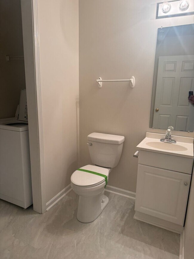 Building Photo - Updated Townhouse In Hunter Hills