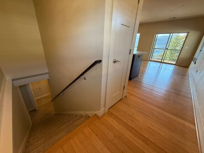 Building Photo - 2 Bedroom Townhouse For Rent In White Salmon