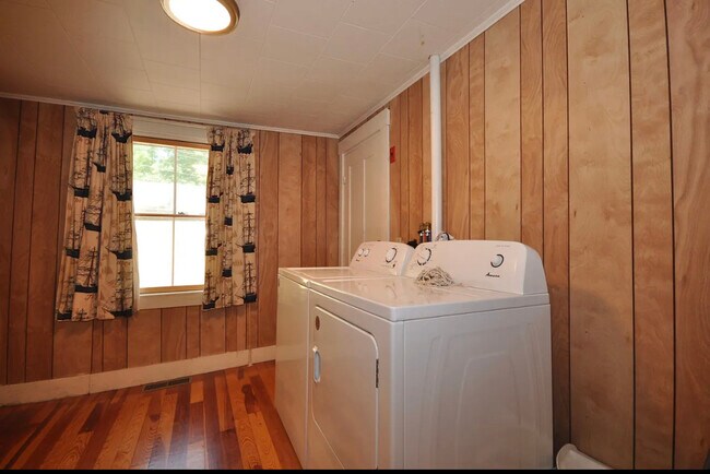 Building Photo - 38 Church St