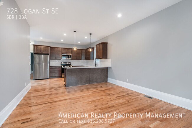 Building Photo - 728 Logan St SE