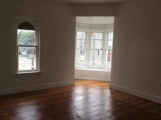 Building Photo - Spacious 3 Bedroom, Laundry, East End Near...