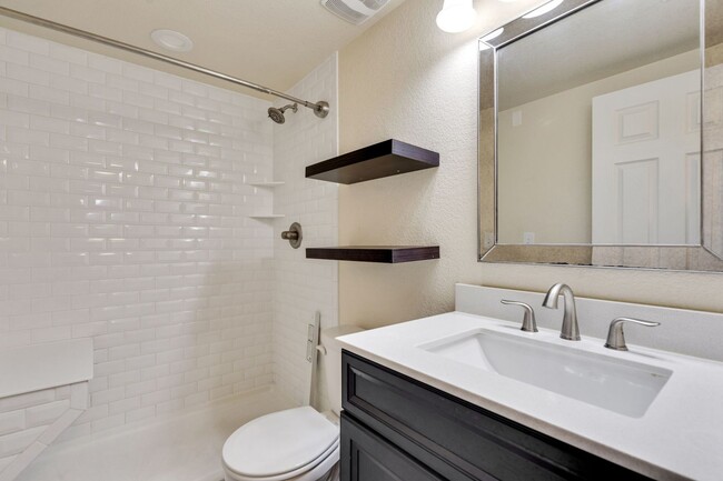 Building Photo - Beautiful 3-Bedroom, 2½-Bath Home with Open Floor Plan in East Fort Collins