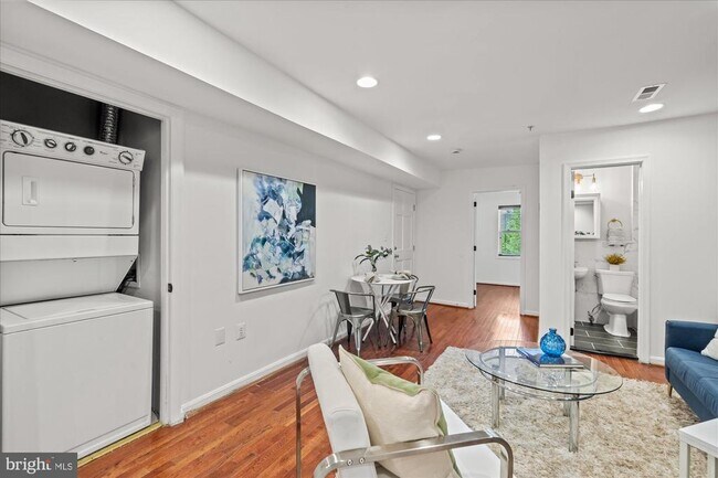 Building Photo - 1241 18th St NE