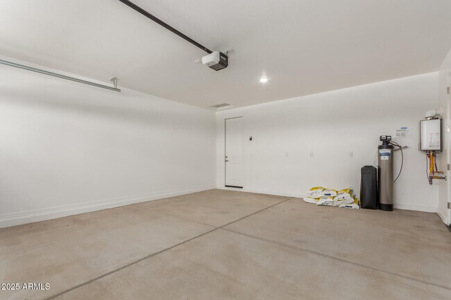 Building Photo - 34906 N Hawley Dr