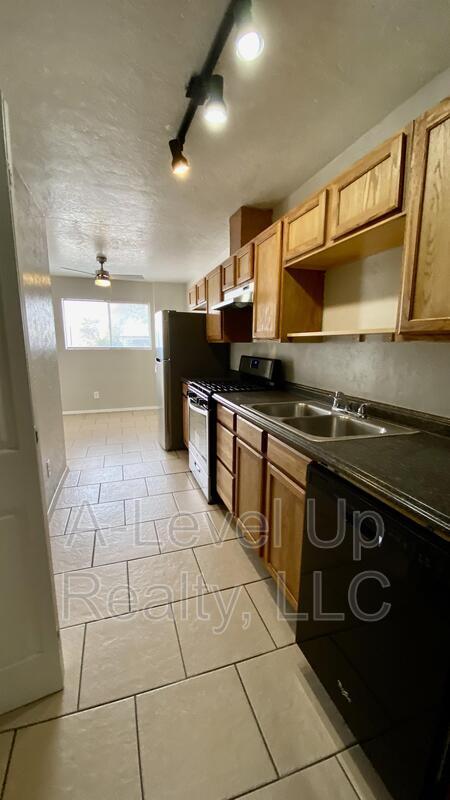 Building Photo - 1850 N 5th Ave