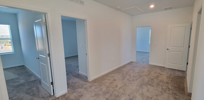 Building Photo - 2587 Runners Cir