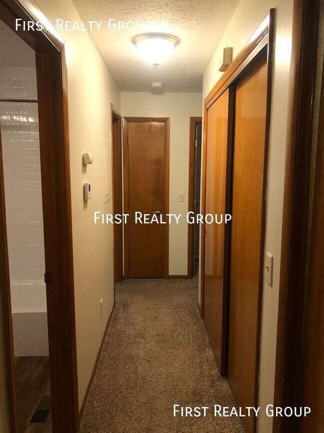 Building Photo - 2 Bedroom, 2 bath Upstairs Apartment in Ce...