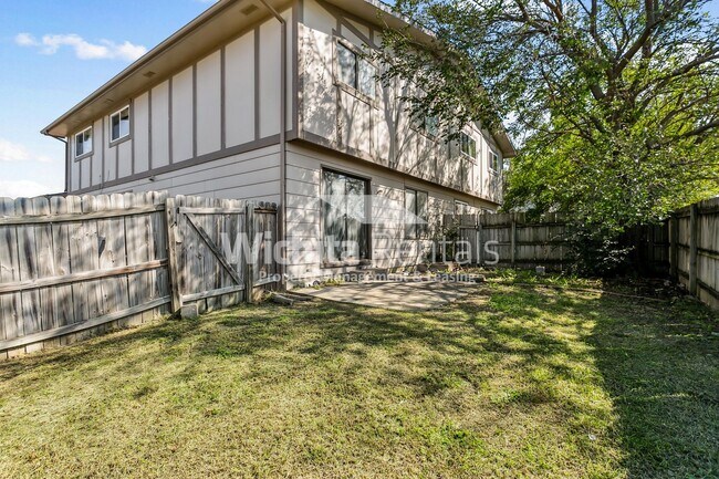 Building Photo - 2305 S White Oak Dr