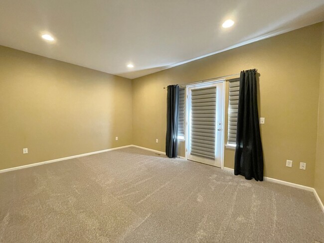 Building Photo - Spacious 2 bedroom townhome with attached ...