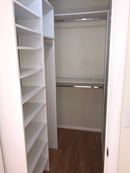 Building Photo - 10018 Vanderbilt Cir