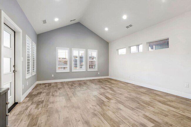 Building Photo - Contemporary Dual Level MidTown Bungalow with Balcony & Garage!