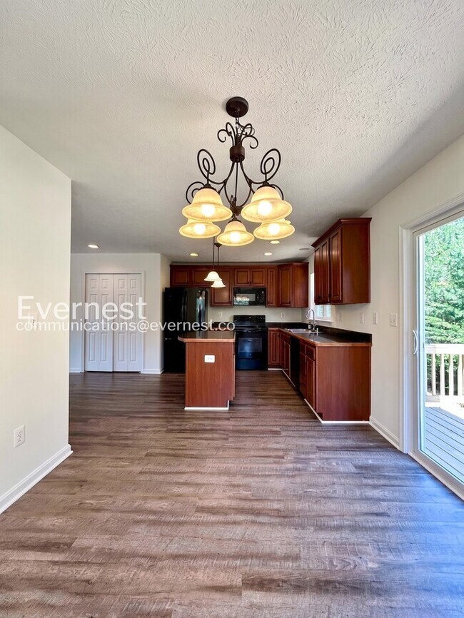 Building Photo - 3 Bed/2.5 Bath Townhome with Garage / Available Now!