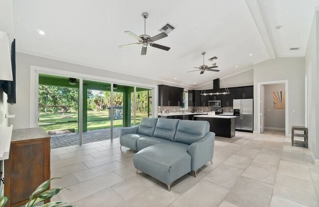 Building Photo - 271 12th Ave NE