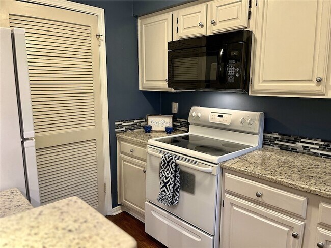 Building Photo - 1304 Harwell Dr