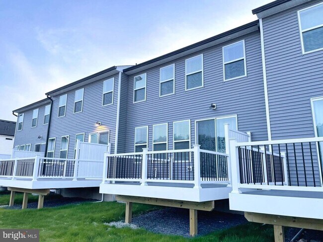 Building Photo - 224 Lilac St