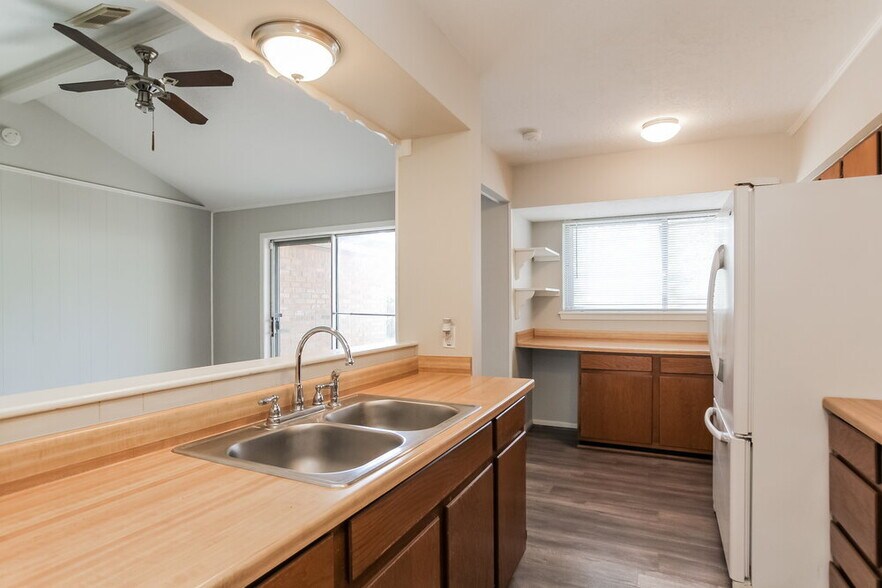 Building Photo - 200 Montrose Cir