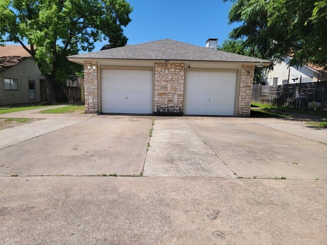 Primary Photo - 907 Bird Creek Dr