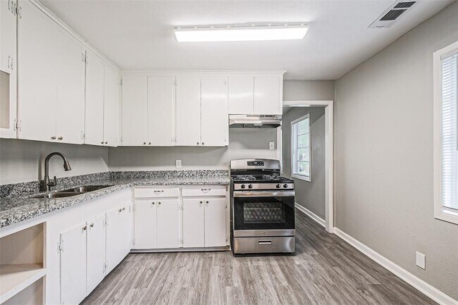 Building Photo - 1539 Pleasantville Dr