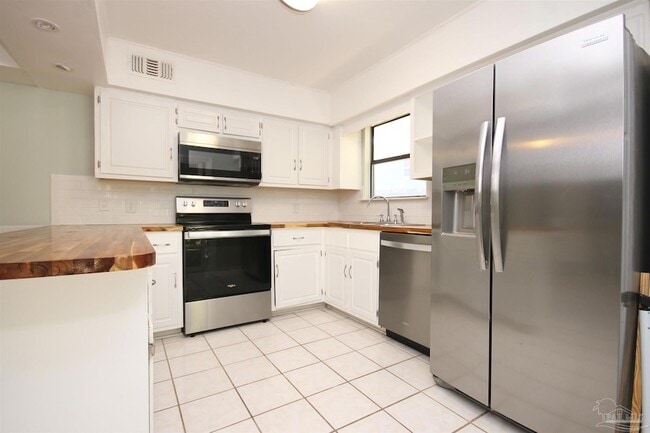 Building Photo - 6103 E Shore Dr