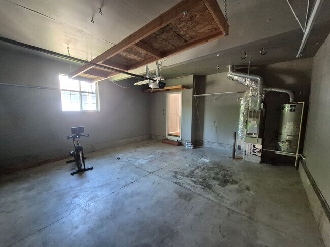 Building Photo - Family home in Hillsboro.
