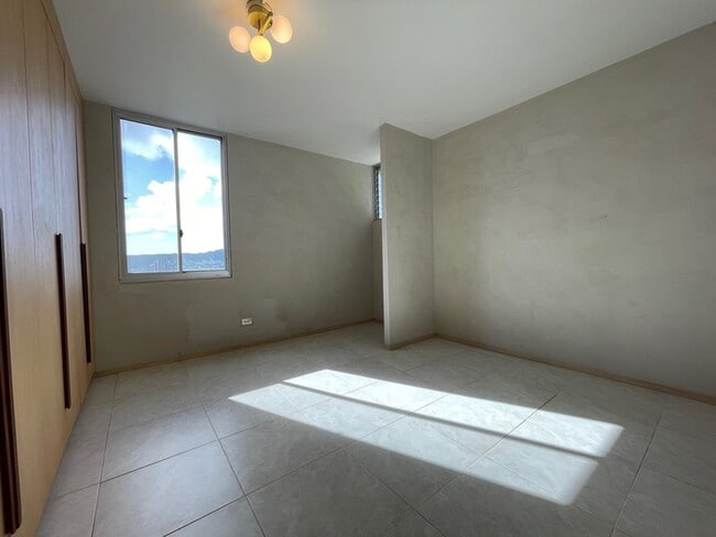 Building Photo - 2740 Kuilei St