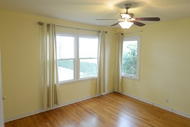 Building Photo - 1060 Ridgeley Dr