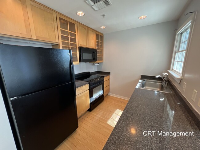 Building Photo - Charming 1 Bed, 1 Bath Condo Available in ...