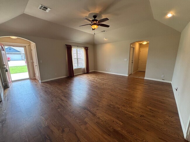 Building Photo - Awesome 3 bed/2bath/2 car Split floor plan in Southfork III!