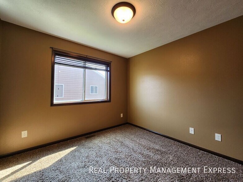 Building Photo - Modern 4 Bedroom 2 Bathroom Twin-Home in Tea