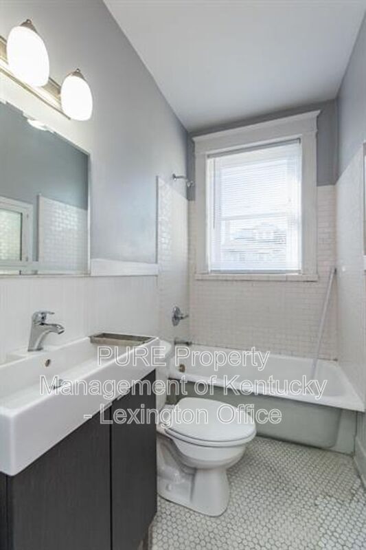 Building Photo - 262 Kalmia Ave