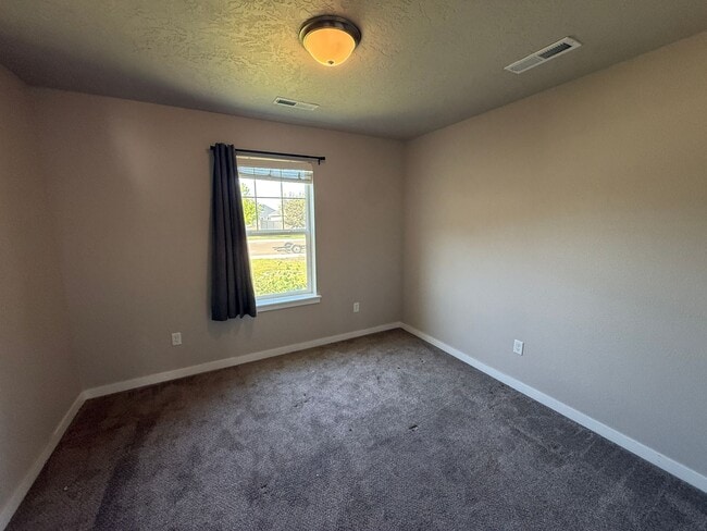 Building Photo - Beautiful 3 Bedroom, 2 Bath Home Near Lake Lowell