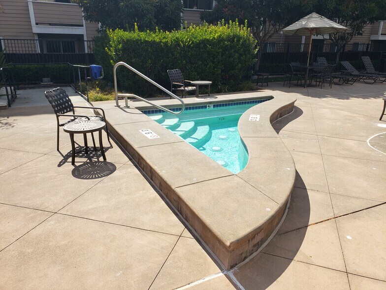 Building Photo - 6400 Christie Ave