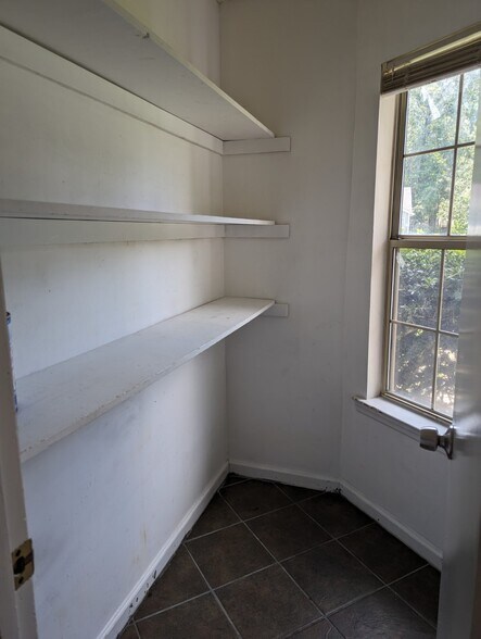Large walk-in pantry - 110 W White Hawthorne Dr