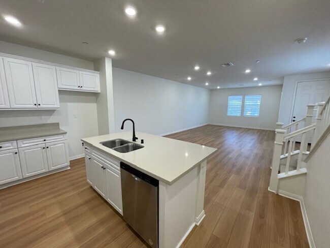 Building Photo - Newer Condo Over 2000 sq feet in Ontario