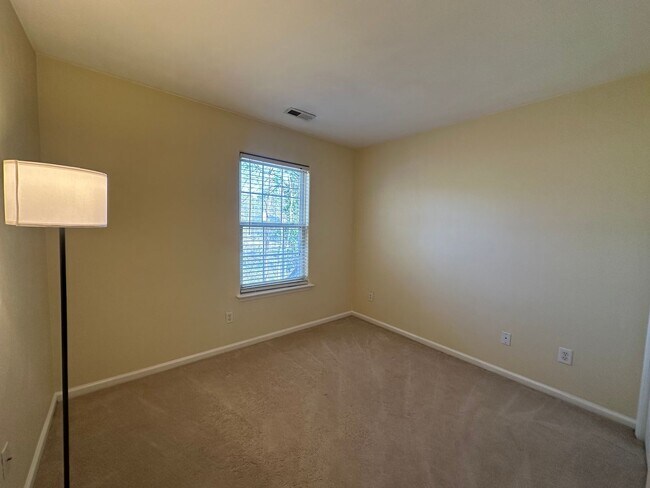 Building Photo - 123 Locust Ln