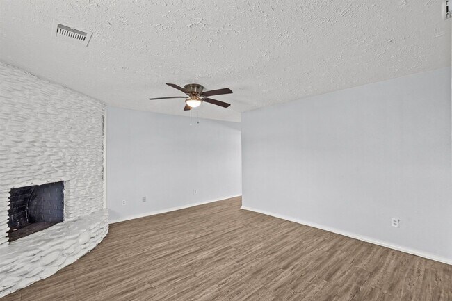 Building Photo - Charming 4-Bedroom, 2-Bath Home in Lamarque, TX
