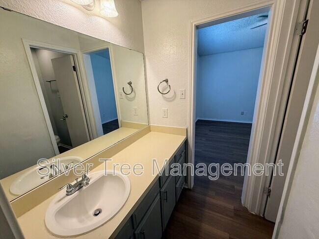 Building Photo - 6845 S Creek Dr