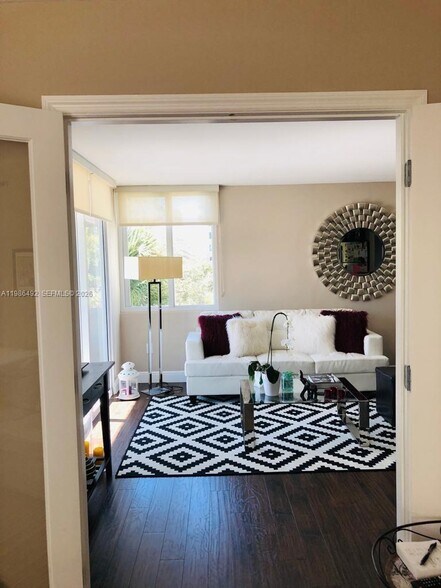 Building Photo - 800 N Miami Ave