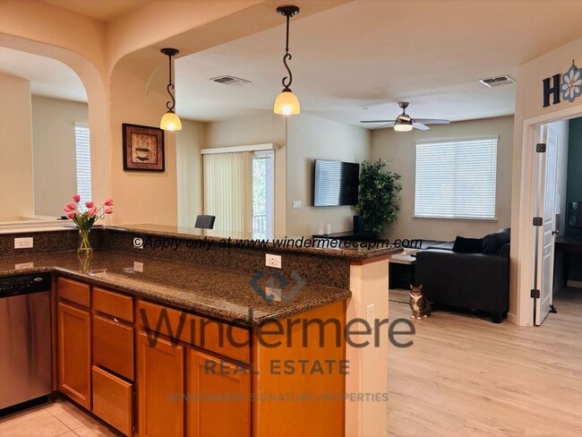 Building Photo - Stylish & Spacious 2 bedroom-/1 bath Condo in Astoria at Gateway Oaks!