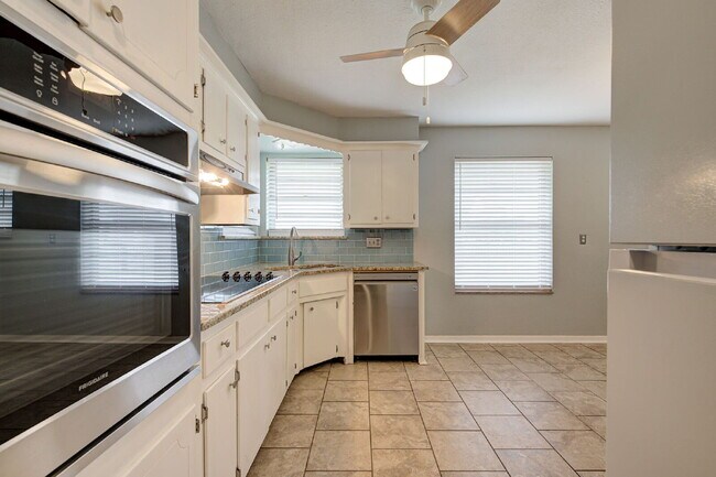 Building Photo - Rollingwood Beauty!