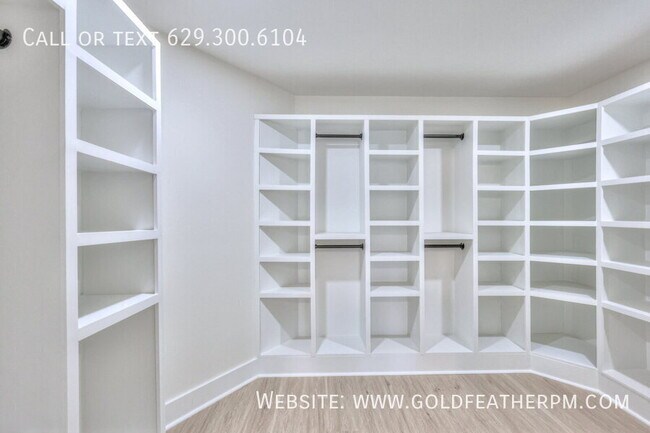 Building Photo - 402B E Trinity Ln-